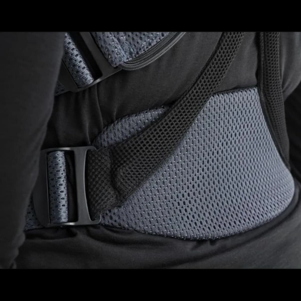 Close-up of the waist support and buckle on the BabyBjörn Move