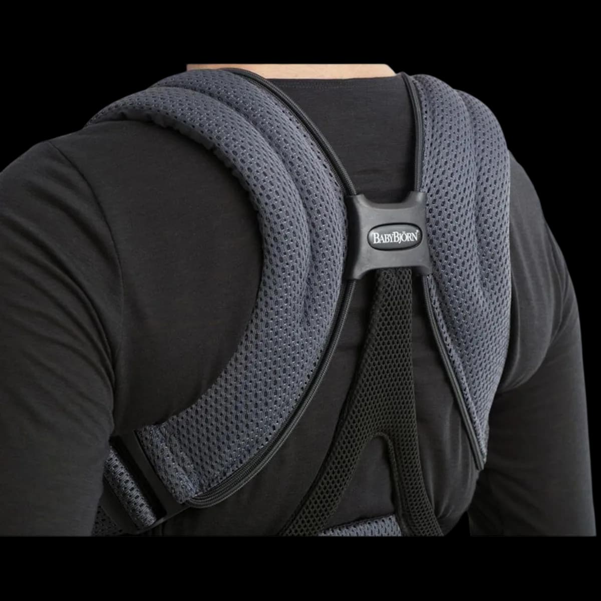 Close-up of the padded shoulder straps on the BabyBjörn Move